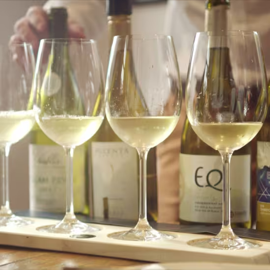 Miya Wine Bar - Wine Flight Brancos Além da Chardonnay 2025 